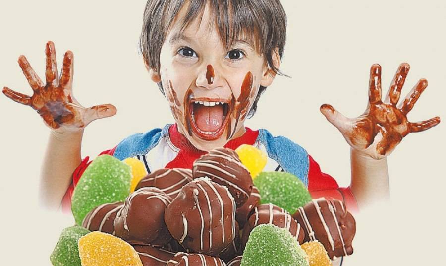Когда детям можно давать конфеты: когда детям можно начинать давать сладкое – с какого возраста давать конфеты, польза и вред