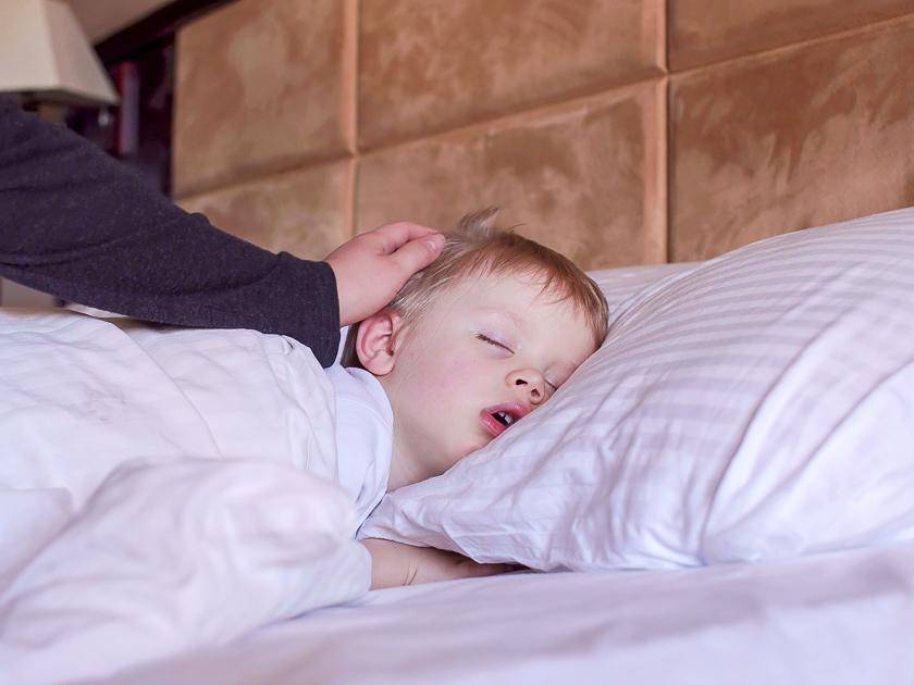 Почему грудной ребенок храпит во сне – причины 2021