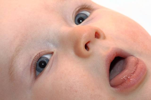 Грудничок постоянно высовывает язык: почему малыш показывает язычок, признаки заболеваний или норма