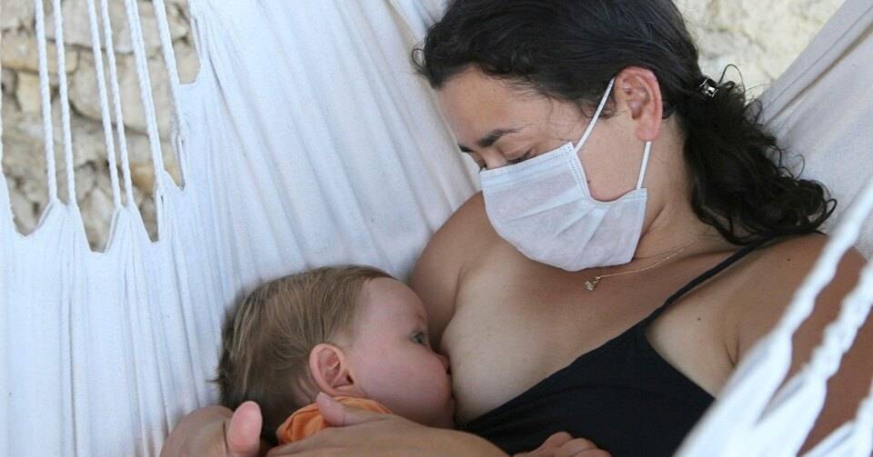 Кормить, но в маске: воз опубликовала правила для кормящих мам с коронавирусом