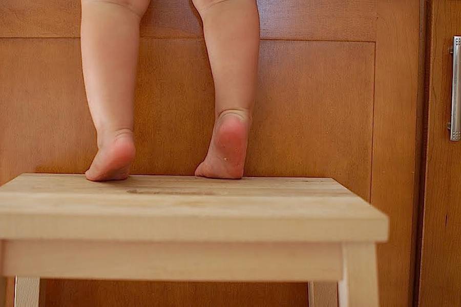 Почему ребенок стоит на цыпочках, пальчиках, плохо стоит на ножках, не стоит: что делать, как лечить, стоять