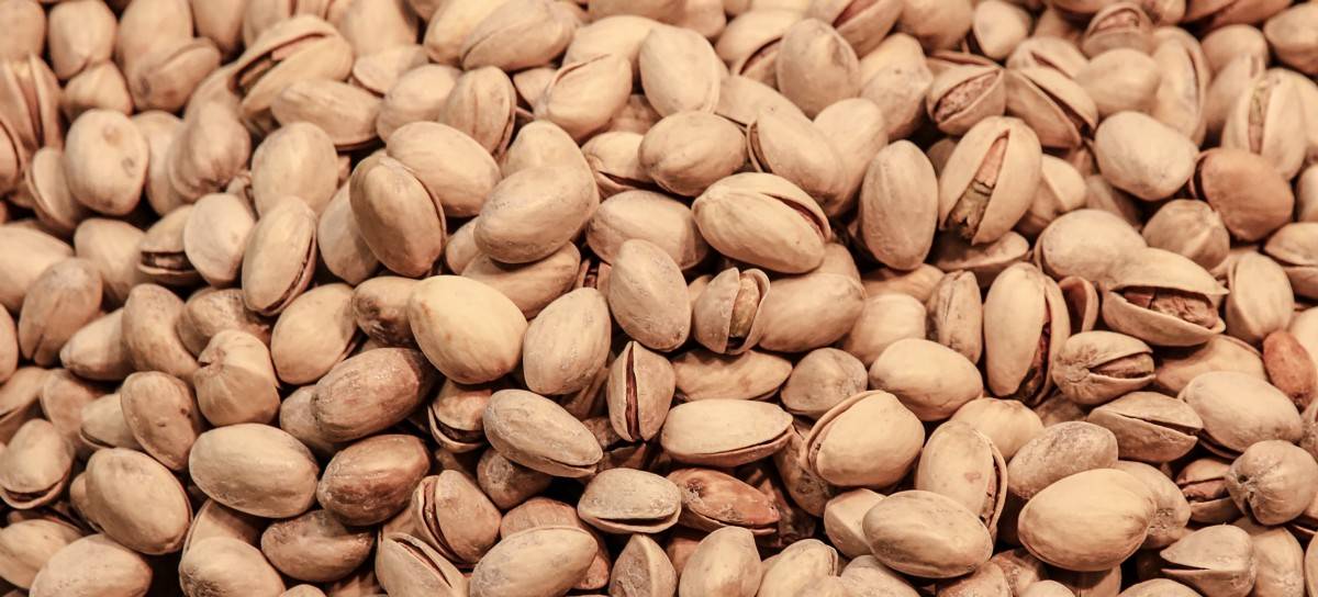 Фисташки при грудном вскармливании: можно ли есть эти орехи кормящей маме, каковы польза и вред, как употреблять?