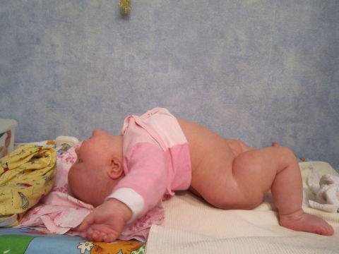 Младенец выгибает спинку: физиологические и патологические причины
