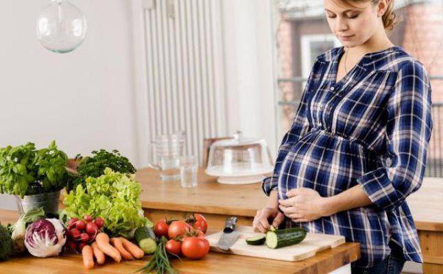 Петрушка при беременности на ранних и поздних сроках: польза и вред