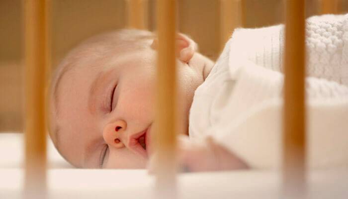 Советы бывалых: как научить ребенка засыпать в кроватке самостоятельно