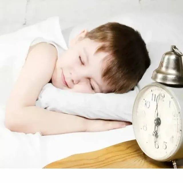 Ребенок 2 месяца много спит: причины, что делать, налаживание режима сна