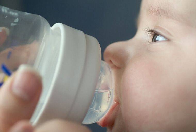 Нужно ли давать воду ребенку на грудном вскармливании? все о допаивании