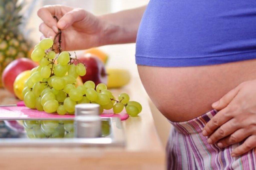 Виноград при беременности: можно ли есть, чем полезен