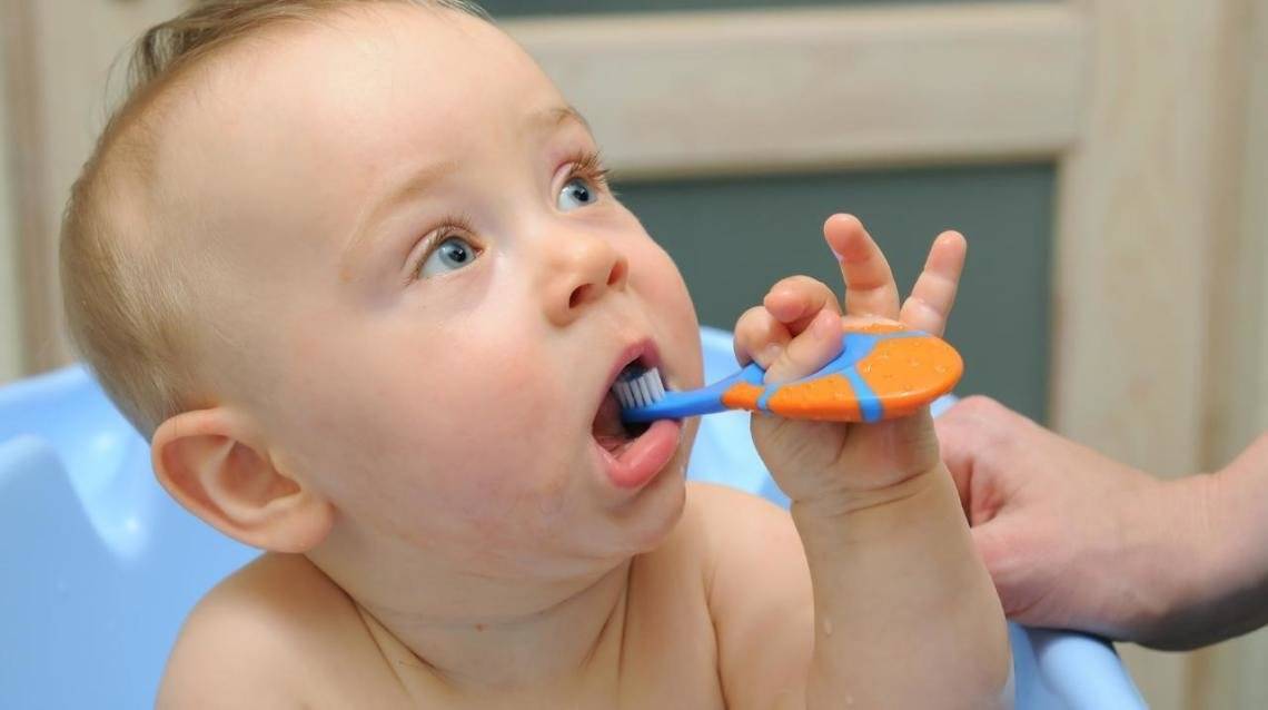 Как правильно чистить зубы ребенку