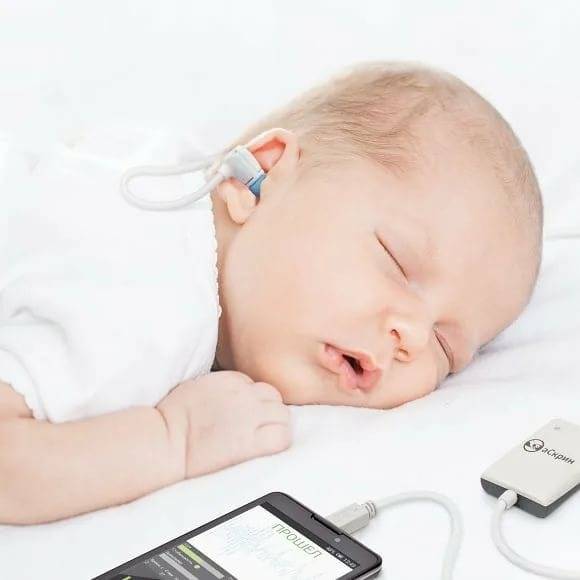 Методы проверки слуха у новорожденных деток. способы врачей роддома. как могут проверить слух родители в домашних условиях?