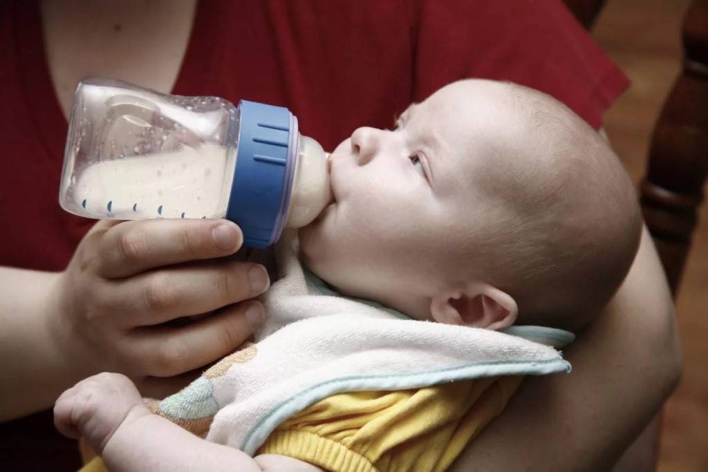Почему ребенок захлебывается и давится молоком в процессе кормления грудью