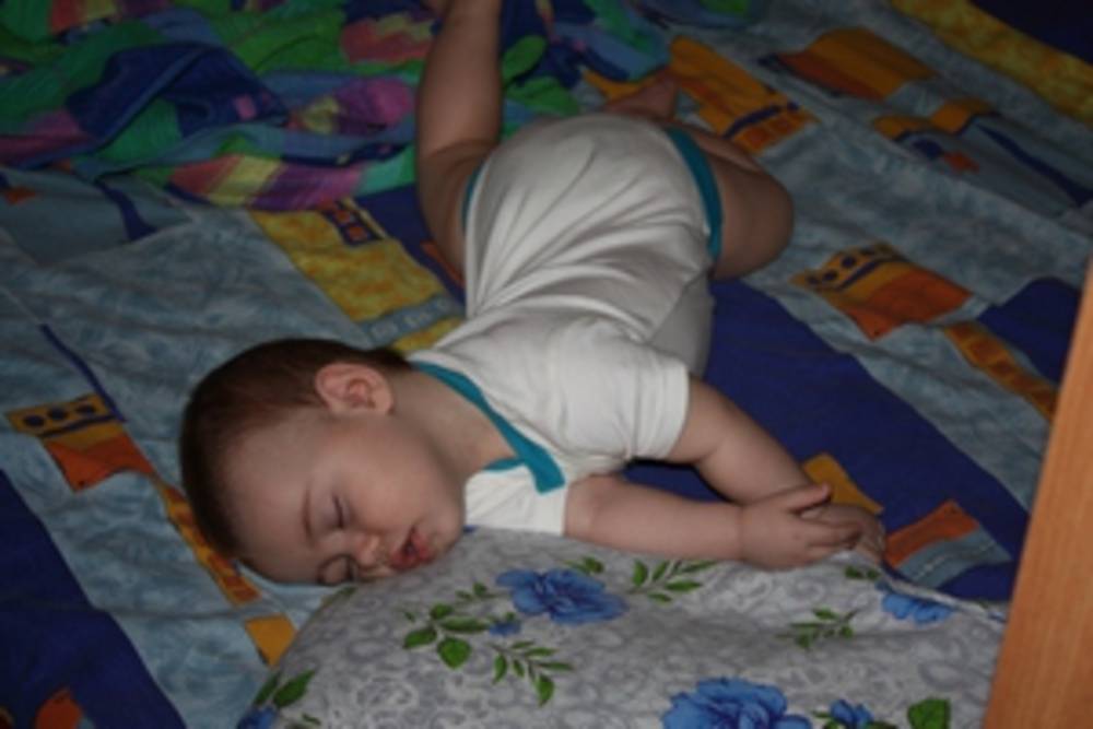 Ребенок запрокидывает голову назад. грудничок выгибается и запрокидывает голову назад во сне: причины, не вредно ли это?