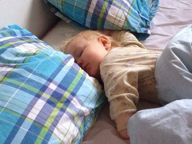 Почему ребенок 4 месяца плохо спит днем и ночью: подробнее о причинах