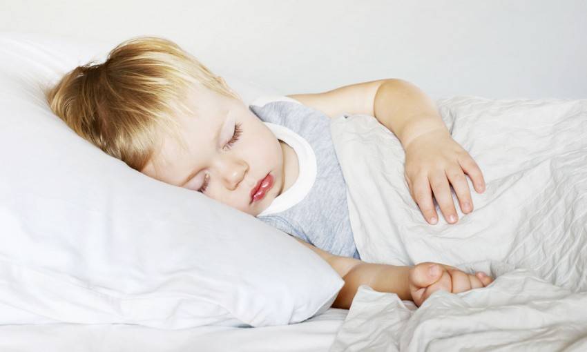 Как научить ребенка спать в своей кроватке: частые ошибки родителей