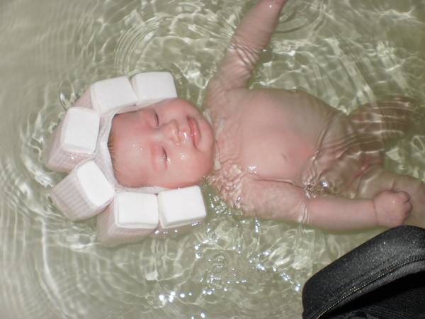 Предназначение и разновидности шапочек для купания младенцев с пенопластом и правила выбора