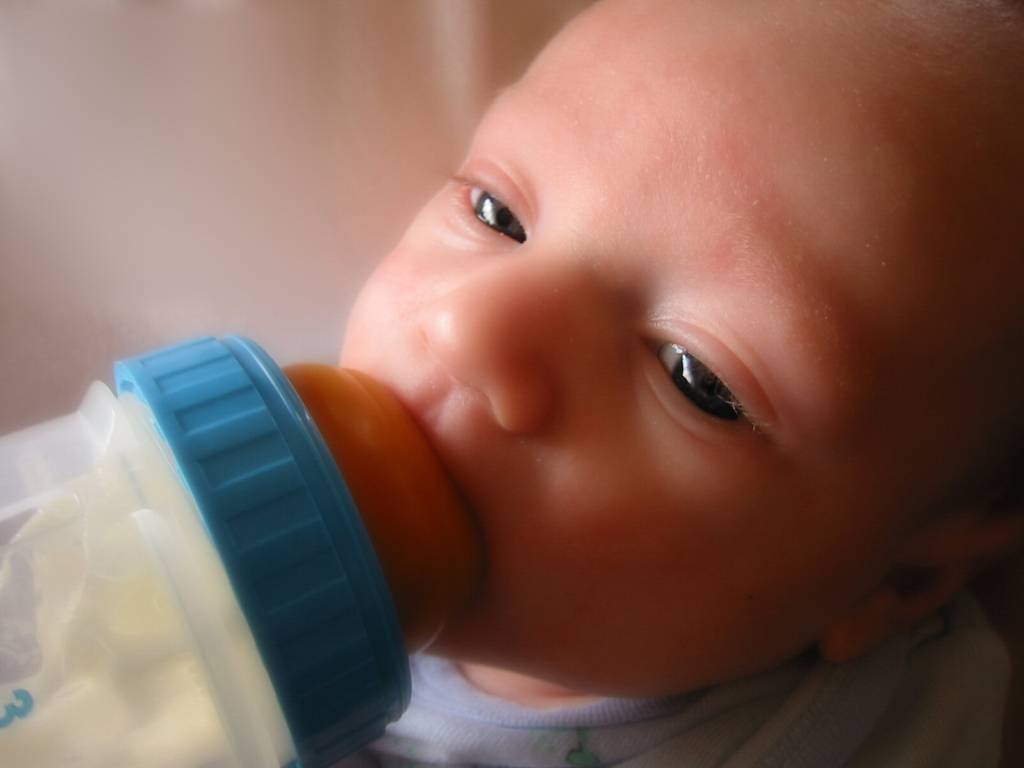 ➤ почему ребенок икает после кормления грудным молоком