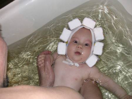 Шапочка для плавания грудничка с пенопластовыми вставками. шапочка для купания младенцев. что выбрать шапочку с пенопластом или круг для купания новорожденных