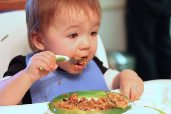 Когда ребенок сам будет есть - как научить детей от года кушать самостоятельно ложкой?