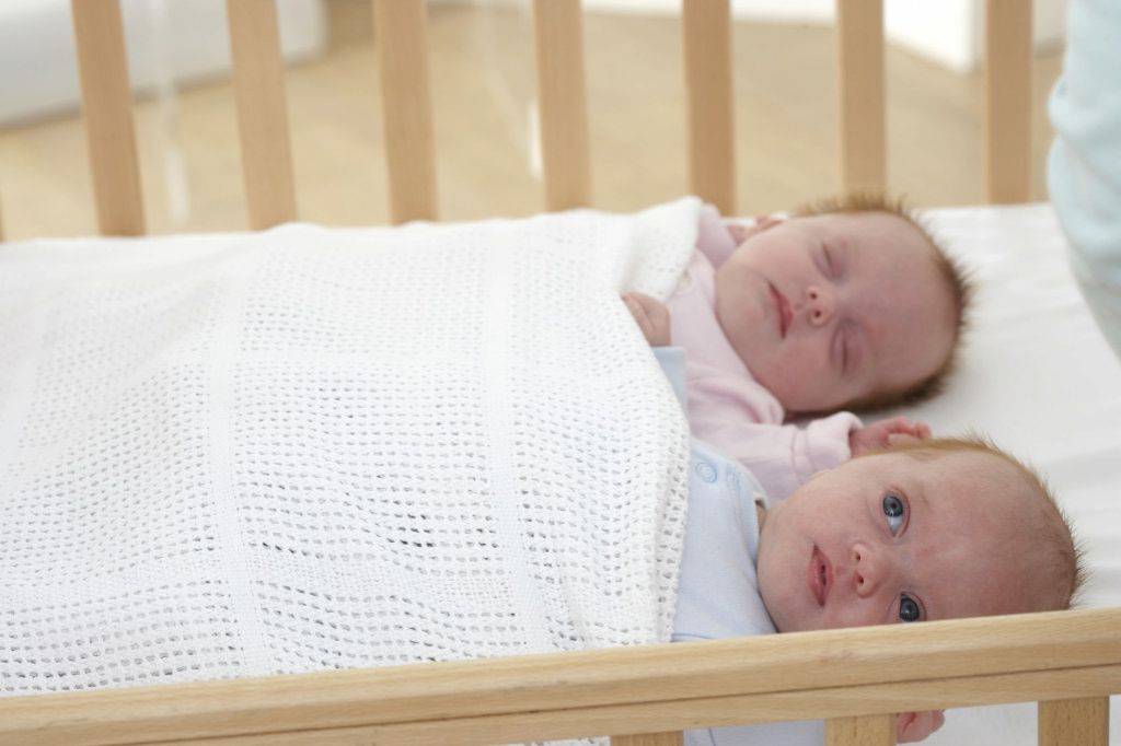 Причины закатывания глаз у новорожденных