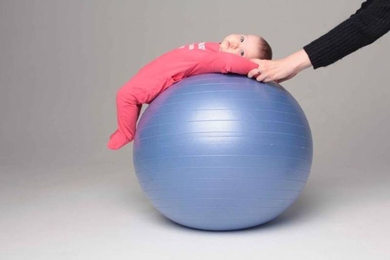 Фитбол для грудничков: 13 самых эффективных упражнений