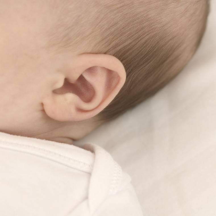 Когда начинают видеть и слышать новорожденные дети: помощь маме