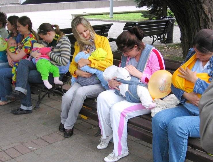 Мама для мам: кормление в общественных местах - как это делать?