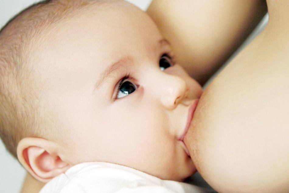 Ребенок кусает грудь во время кормления, что делать?