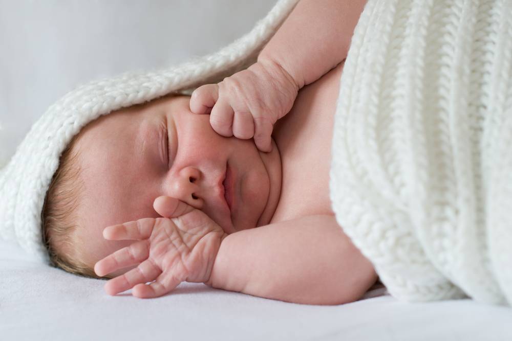 Новорожденный не спит весь день, причины плохого сна грудничка