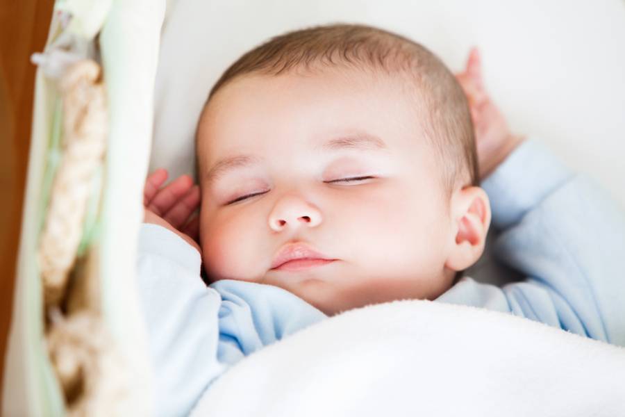 Новорожденный плохо спит — почему младенец капризничает