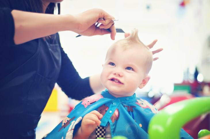 Зачем стригут волосы в годик ребенку: обязательно ли подстригать налысо