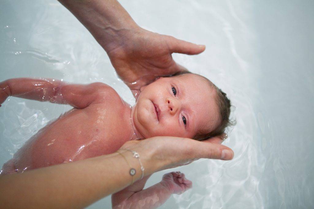 Какой должна быть температура воды в ванночке для купания новорожденного ребенка
