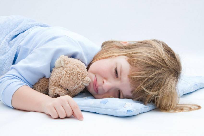 Почему ребенок спит с открытым ртом, нормально ли это
