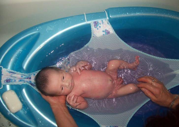 Идеальные условия для водных процедур: в какой воде купать новорожденного ребенка?