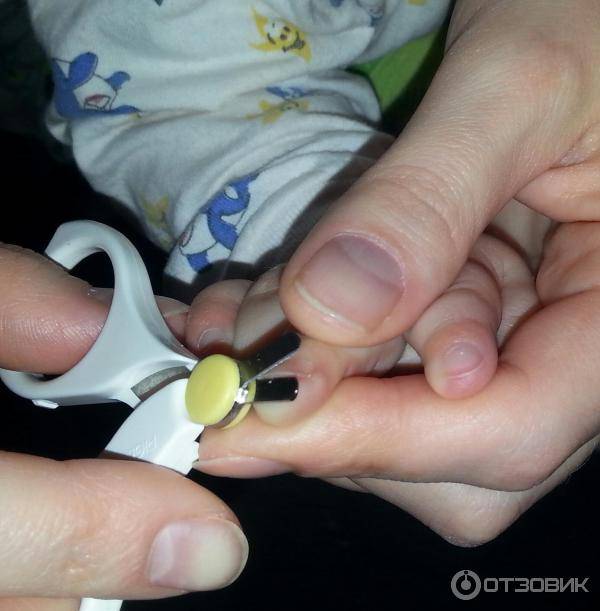 Как подстричь ногти новорожденному малышу?