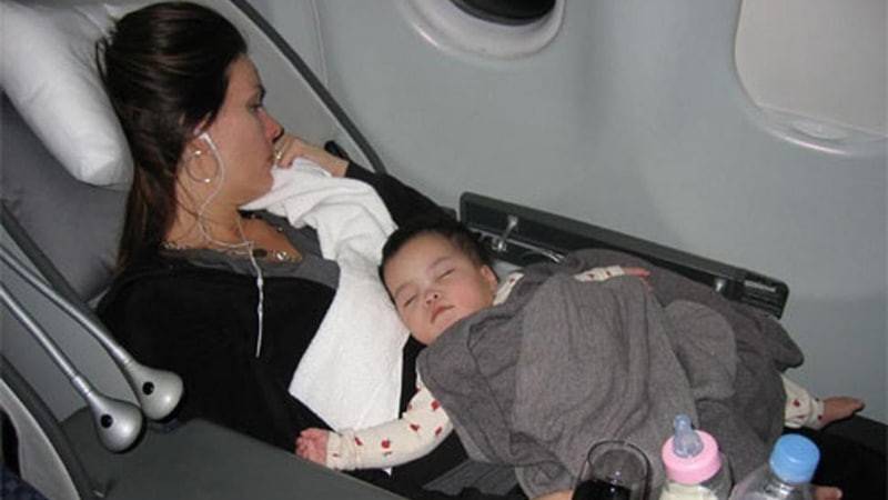 Как лететь в самолете с грудным ребенком: с какого возраста можно летать с новорожденным? | отдых | vpolozhenii.com