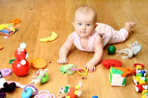 Развитие ребенка в 1 месяц: развивающие игры и упражнения.