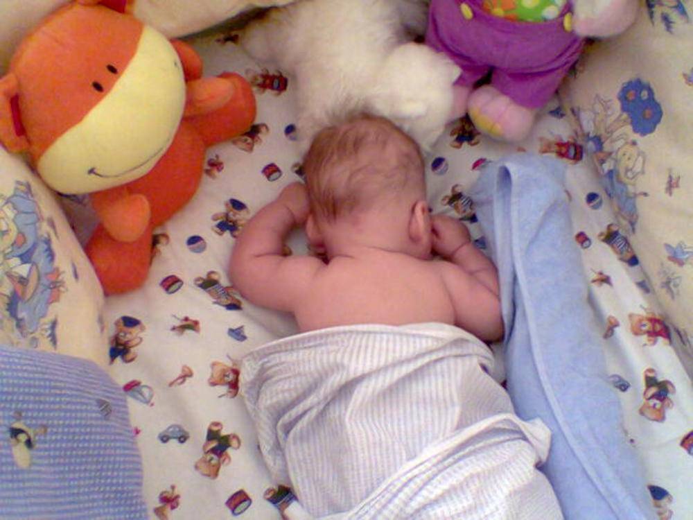 Можно ли новорожденному спать на животе? сон младенца на животе – плюсы и минусы