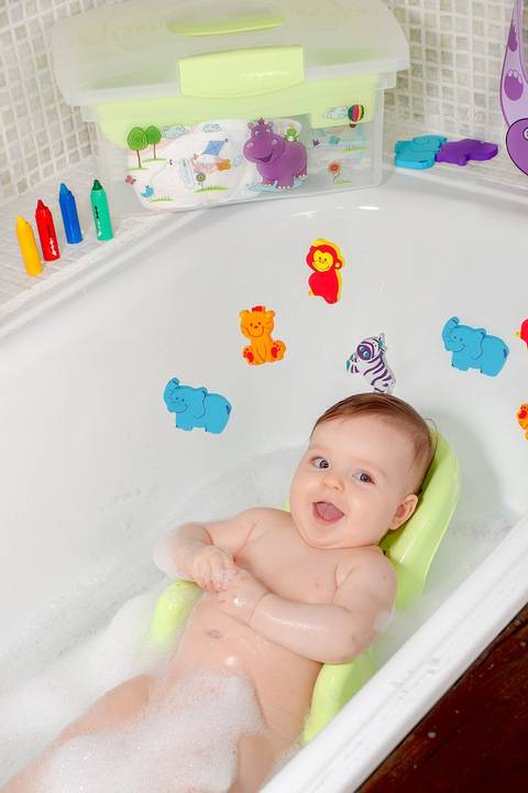 Горка в ванночку для новорожденного ребенка: виды с фото, советы по выбору для малыша, а также как правильно купать младенца в первый раз и что делать после мытья?