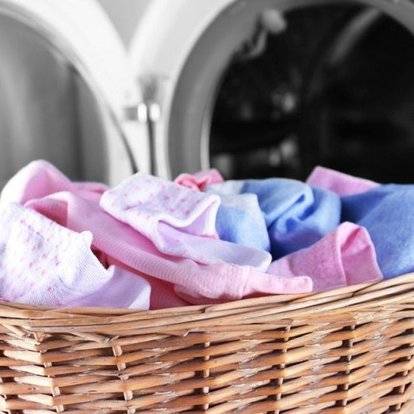 Чем стирать одежду для новорожденных и как это делать правильно