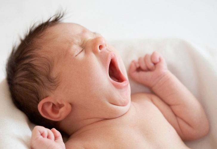 Новорожденный ребенок улыбается во сне: что это значит, почему груднички так делают