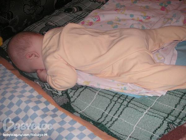 Можно ли новорожденному спать на животе?