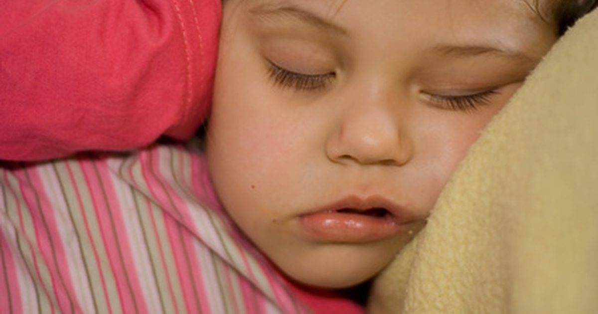 Ребенок потеет во сне: причины и методы диагностики