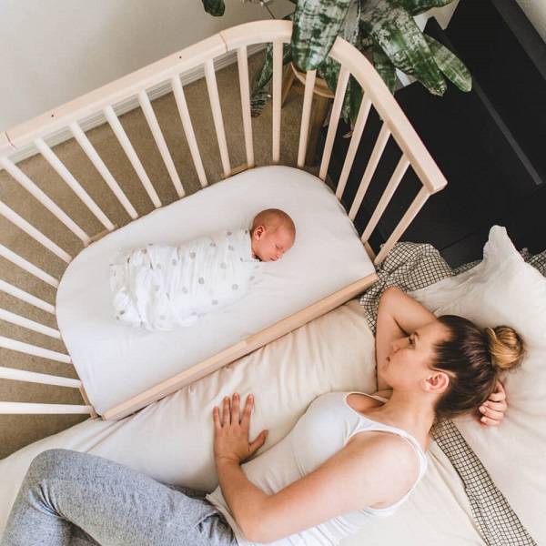 Как должен спать новорожденный ребенок в кроватке
