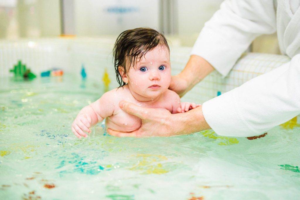 Как научить плавать грудничка дома в ванной: обучение новорожденного, как нырять
