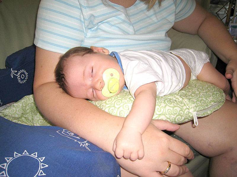 Как правильно выкладывать новорожденного ребенка на живот
