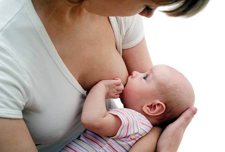 Почему малыш плачет во время кормления грудью
