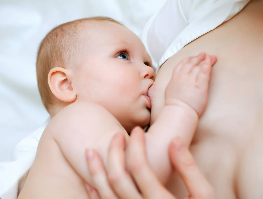 Ребенок постоянно висит на груди, подолгу сосет ночью и днем, новорожденный часто просит есть