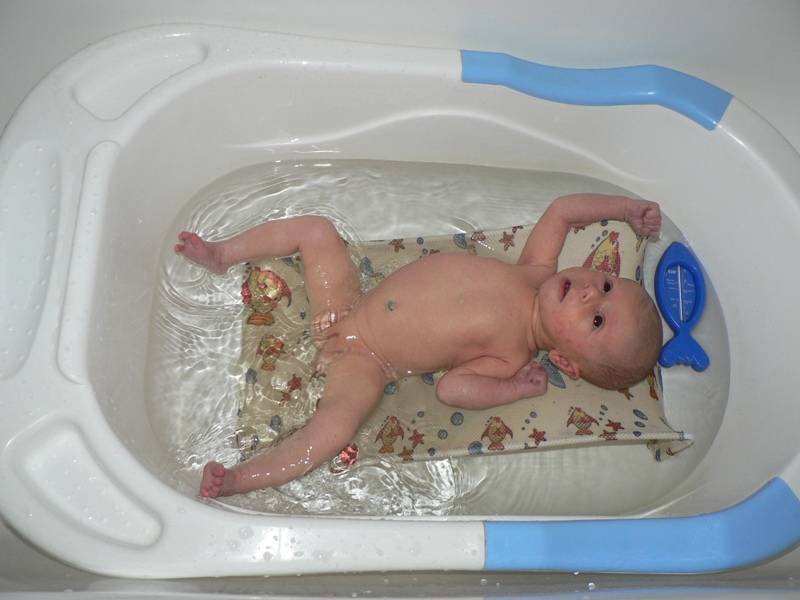Температура воды для купания новорожденного: советы родителям
