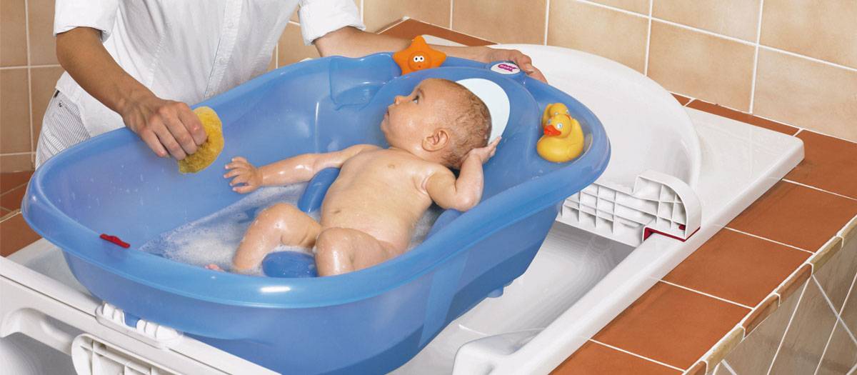 Как купать новорождённого ребёнка в ванночке