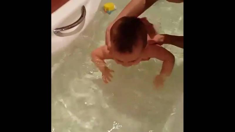 Ребенок боится воды -- что делать